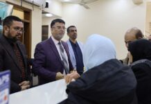 نائب رئيس المؤسسة يستقبل المراجعين في الاستعلامات ويوجه بإنجاز المعاملات