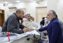 مدير عام الدائرة الادارية والمالية يستقبل المراجعين بالاستعلامات