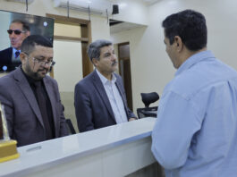 مدير عام الدائرة الاقتصادية والاستثمار يستقبل المواطنين في الاستعلامات