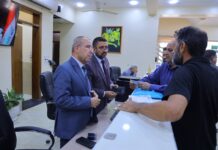 معاون مدير عام الدائرة الادارية والمالية يستقبل المواطنين في الاستعلامات