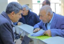 مدير عام الدائرة الاقتصادية والاستثمار يتواجد ميدانيًا في الاستعلامات للاستماع إلى المراجعين