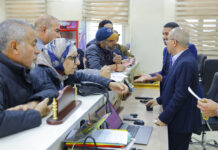 معاون مدير عام الدائرة الإدارية والمالية يستقبل المراجعين في الاستعلامات