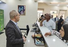 معاون مدير عام الدائرة الإدارية والمالية يستقبل المراجعين في الاستعلامات